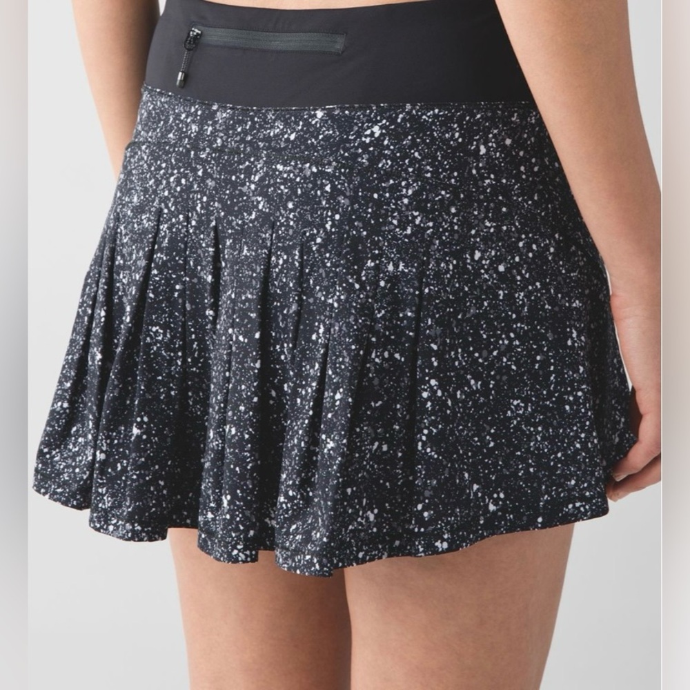 Lululemon Circuit Breaker Skirt (Regular)
Splatter White Black / Black Size 10
